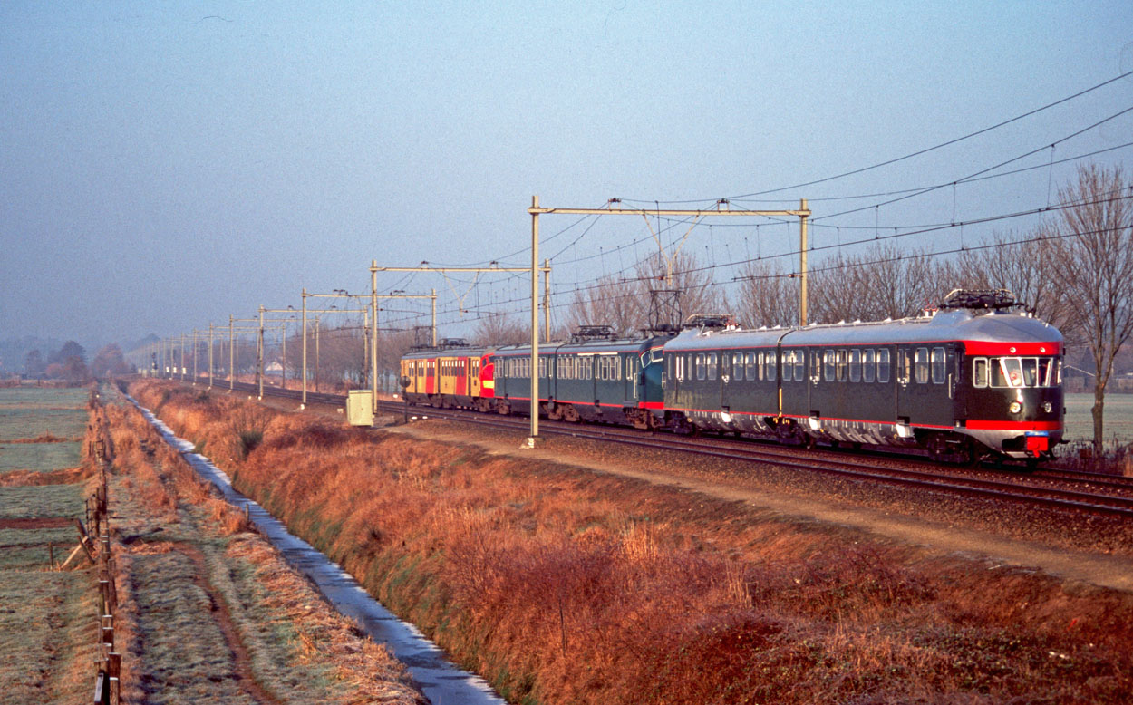 Mat. '54 374 and 381 tow Mat. '46 273 from Amersfoort to Haarlem east of Baarn on 8 December 1995.